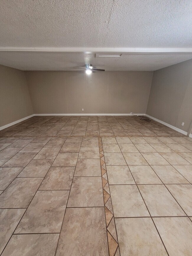 Building Photo - 3 bed 2 bath with large backyard!