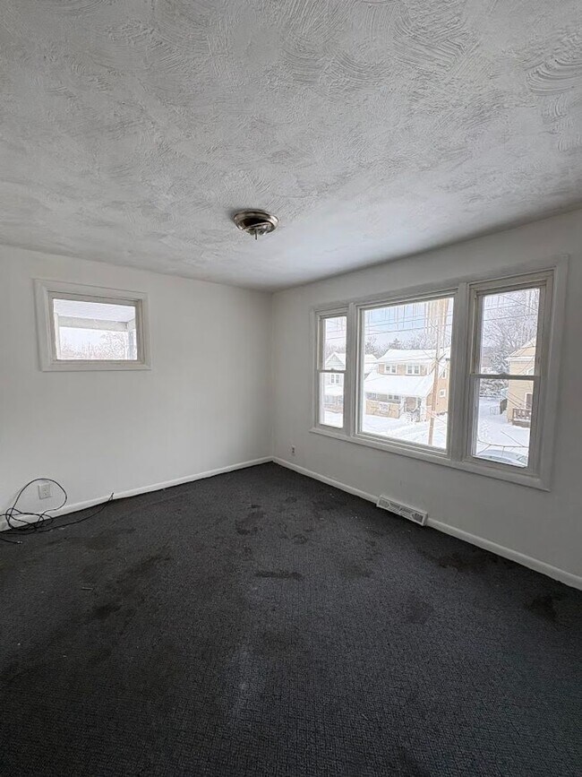 Building Photo - Three bedroom one bathroom home for rent