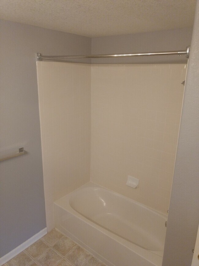 Building Photo - Inviting 2 Bedroom 2 Bath Top Floor Condo - Available August 10!