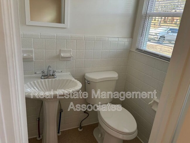 Building Photo - 216 Hillandale Dr