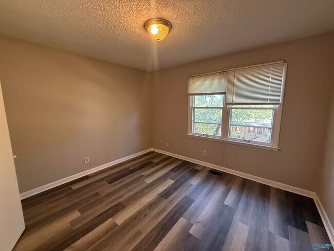 Building Photo - 723 Versailles Dr SE