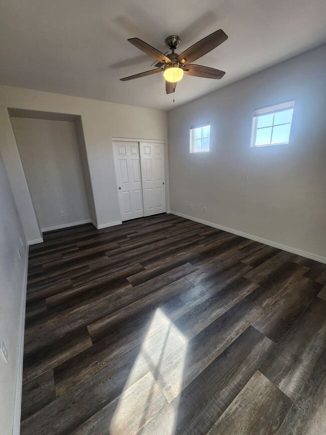 Building Photo - 4 bedroom townhome offers modern comfort i...