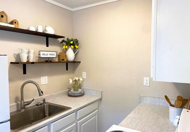 Building Photo - 301-307 N Gladstone Blvd - 307-32