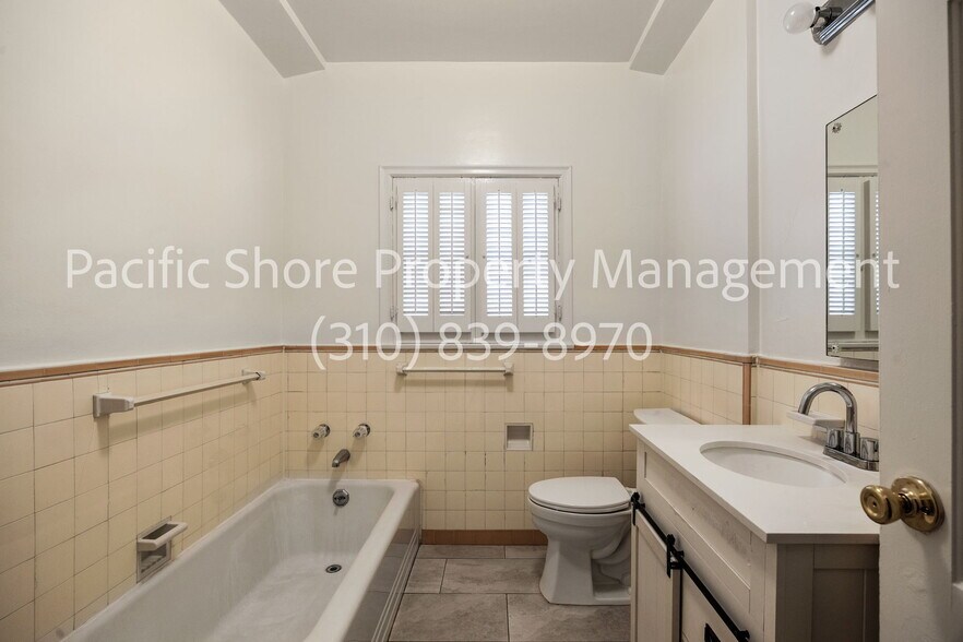 Building Photo - 460 S Roxbury Dr