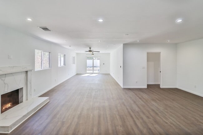 Building Photo - MOVE-IN READY 5BR w/pool + guest unit w/half bath!