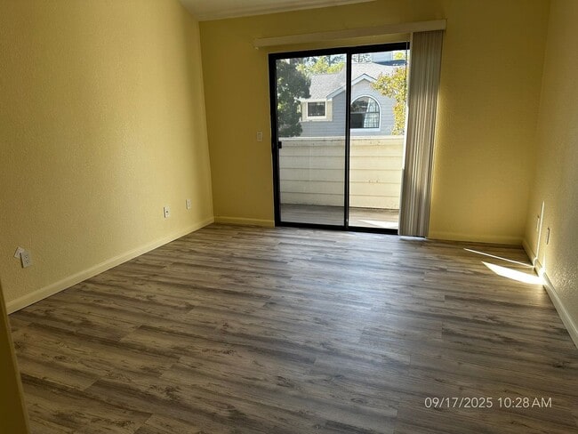 Building Photo - Upstairs One-bedroom Condo