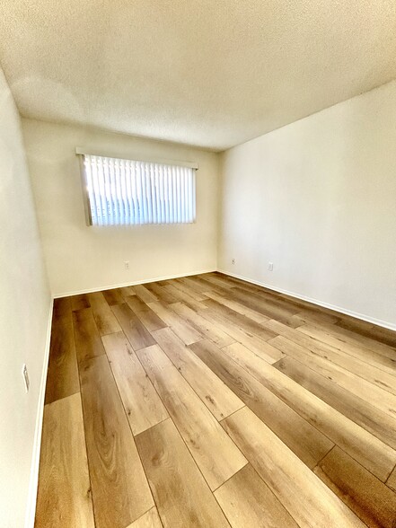 Building Photo - 14033 Burbank Blvd