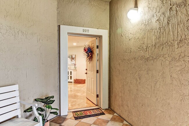 Building Photo - 403 Tarpon Ave