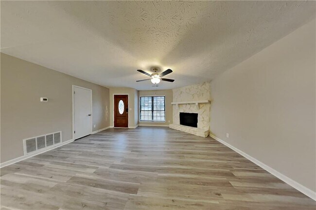 Building Photo - 2444 Mistletoe Ln SW