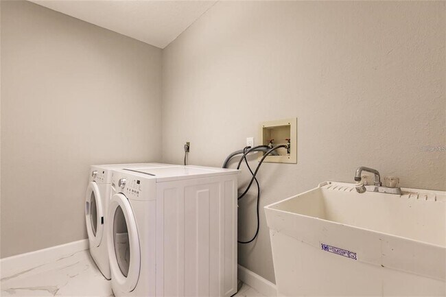 Building Photo - 904 S Doral Ln