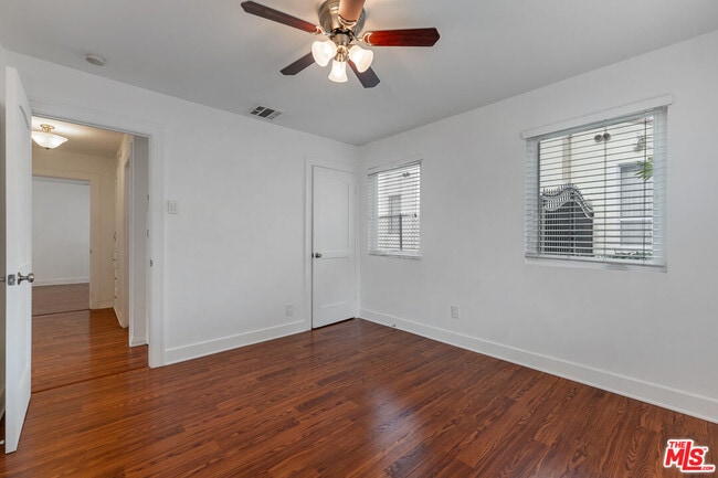 Building Photo - 927 N Edinburgh Ave