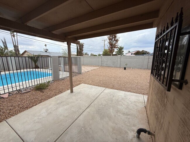 Building Photo - Beautiful Home w/ Pool