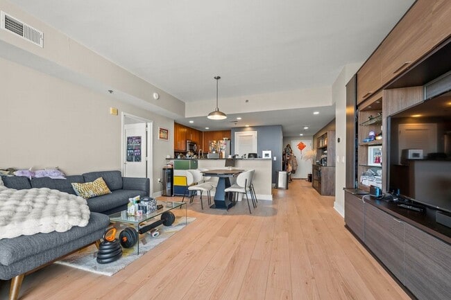 Building Photo - 800 Jackson St