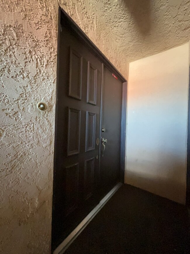 Building Photo - "Spacious 2-Bed, 2-Bath Gem in Las Vegas –...