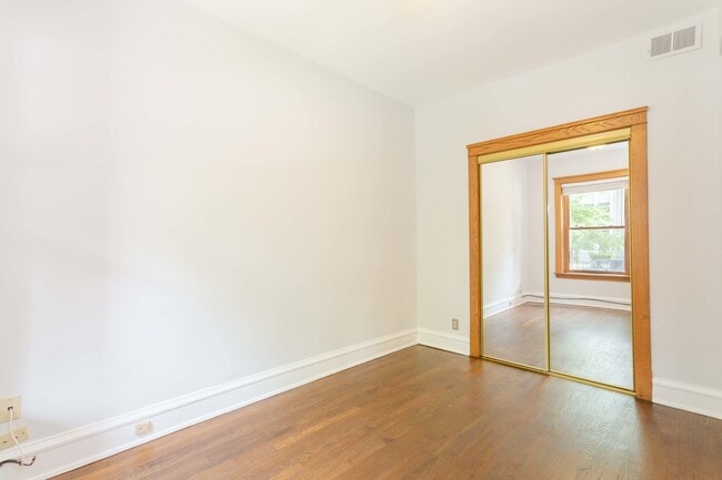 Building Photo - 3338 N Wolcott Ave