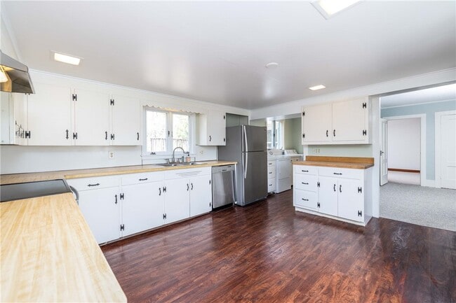 Building Photo - 1253 Fairport Rd