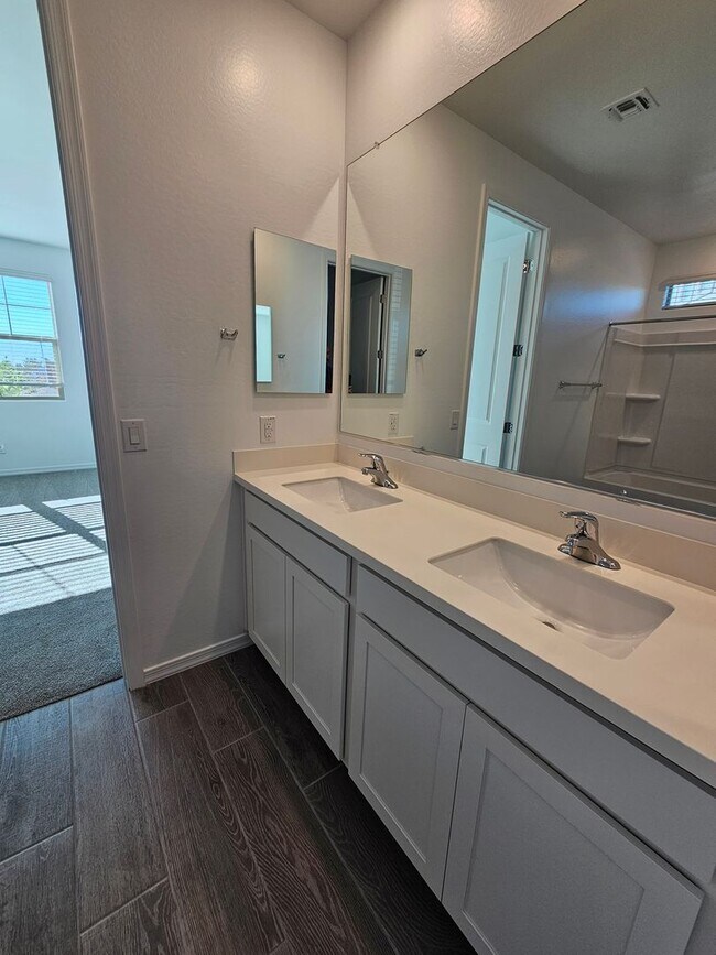 Building Photo - Stunning views