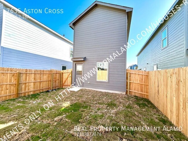 Building Photo - AVAILABLE NOW! 2-Story 3 Bedroom / 2.5 Bat...