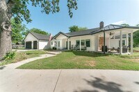 Building Photo - 131 Lakeway Ln