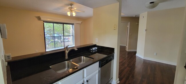 Building Photo - Second Floord, 2 bedroom 1 Bath Condo in A...