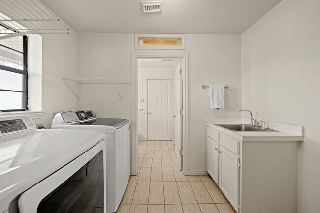 Building Photo - 6903 Lewis Ln