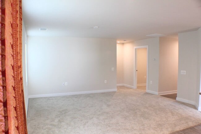 Building Photo - 105 S Peak Dr