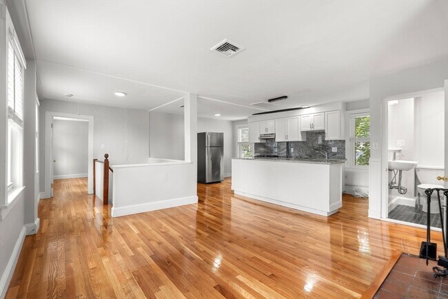 Building Photo - 6 Blaney St