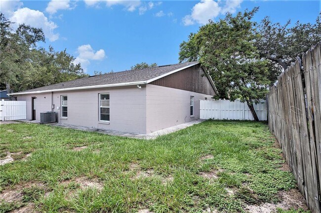 Building Photo - 8514 N Hyaleah Rd