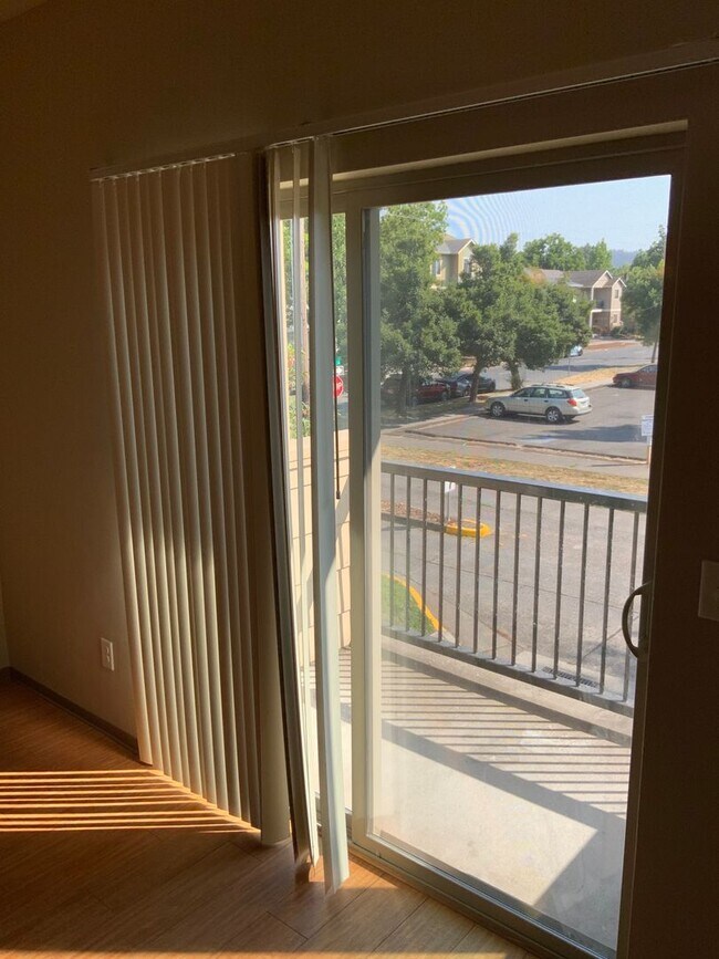 Building Photo - 3 Bedroom, 2.5 Bathroom Close to UO Campus