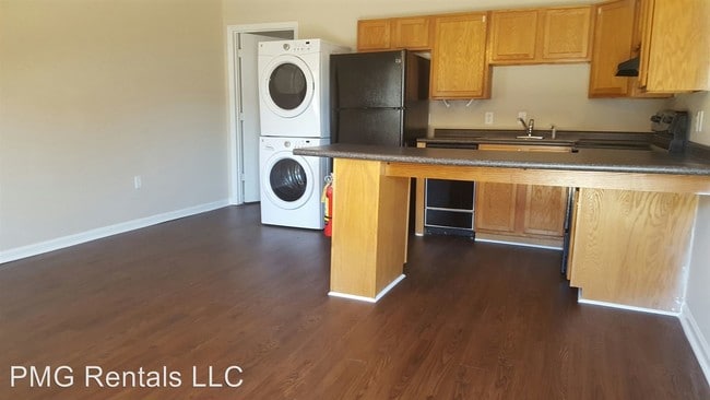 Building Photo - 1 br, 1 bath Room For Rent - 220 Lanier Dr