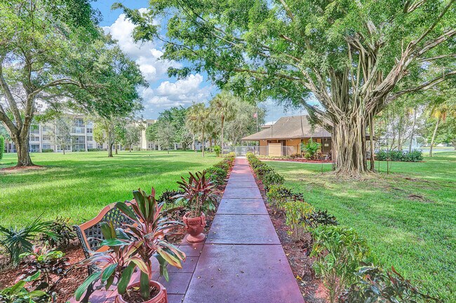 Building Photo - 9460 Poinciana Pl
