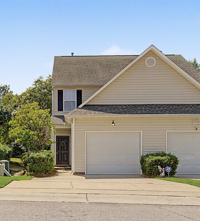 Building Photo - Townhome in Desirable Hedingham Community