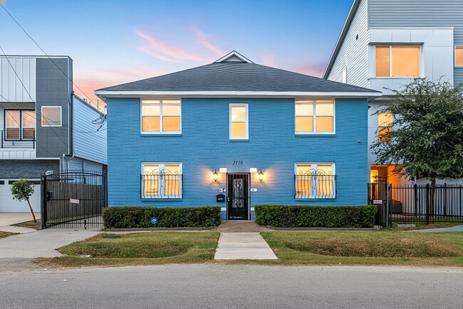 Building Photo - 2116 Live Oak St