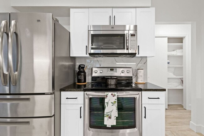 Building Photo - 1311 Cypress Ave