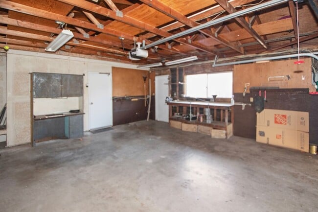 Building Photo - Available Now! Spacious 3BR, 2BA, 1,76sq.ft. 2 car garage.