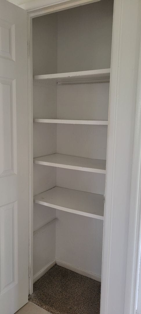 Building Photo - Amazing 3 bedroom/1 bath home with huge kitchen & Central Air/heat