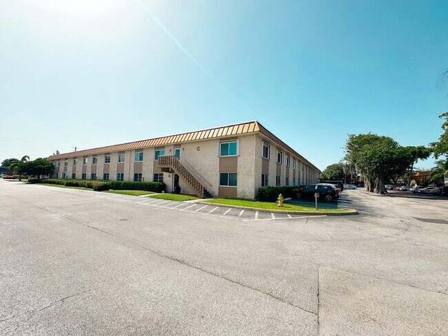 Building Photo - 12 NE 19th Ct