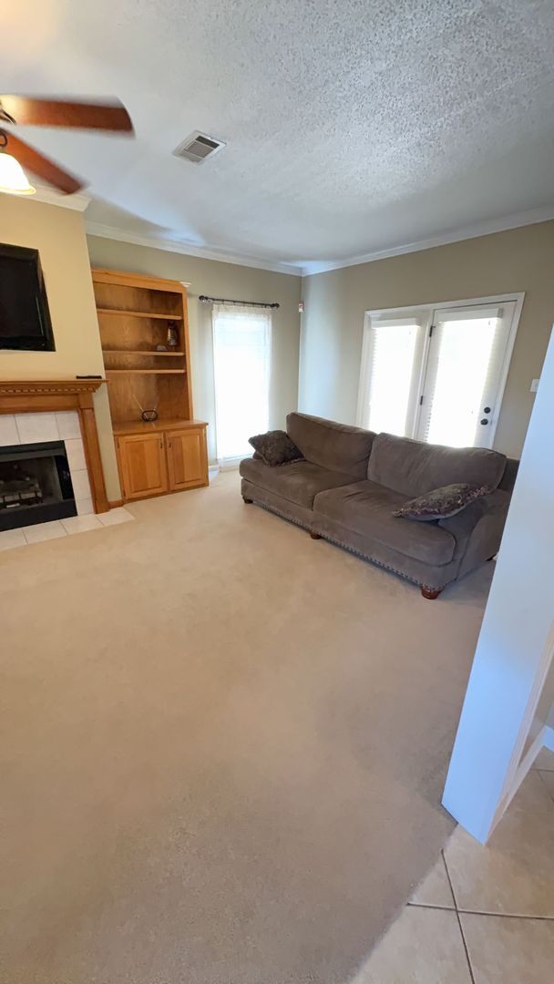 Building Photo - Beautiful 4 Bedroom - 2.5 Bath | Colliervi...