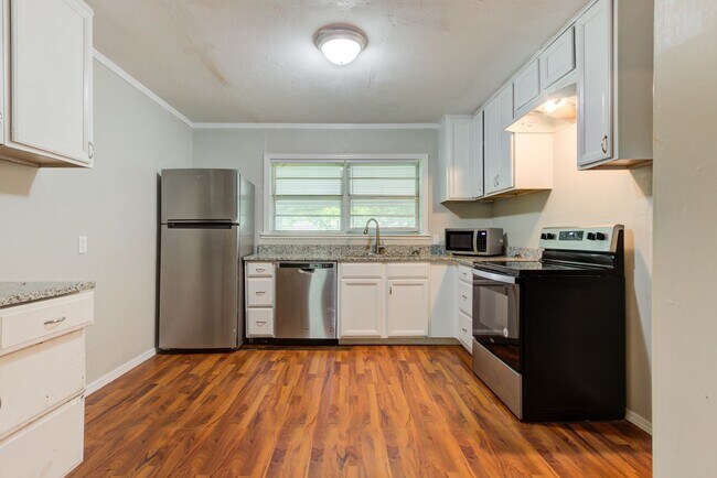 Building Photo - FREE MONTH RENT! Freshly Updated 3 Bedroom House