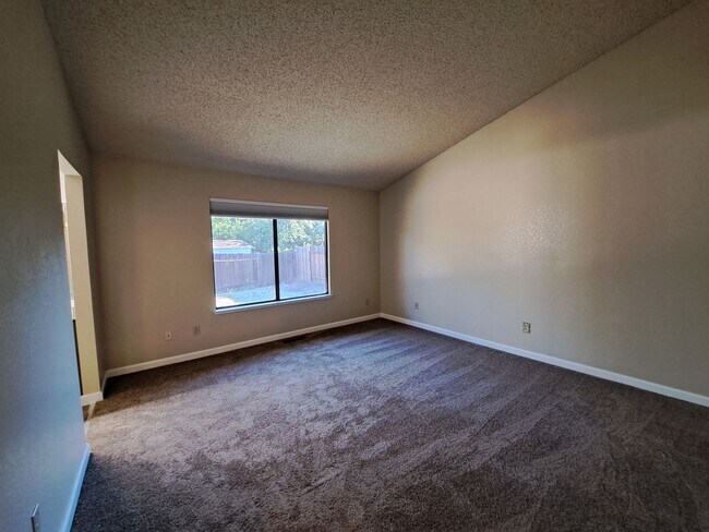 Building Photo - 143 Buttercup Cir