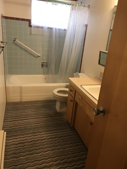 Full bathroom - 600 N I St