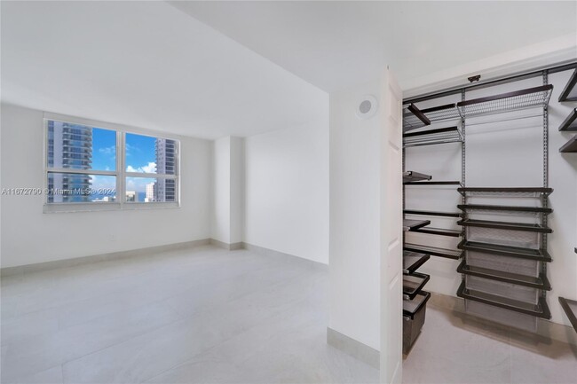 Building Photo - 1155 Brickell Bay Dr