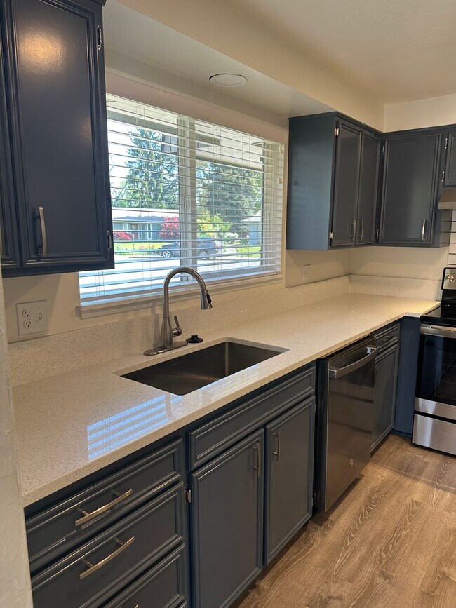 Building Photo - Beautifully updated 3 bedroom 1.5 bath dup...