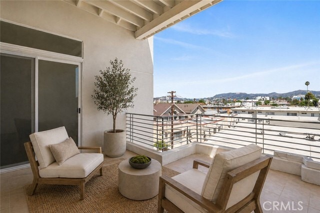 Building Photo - 401 N Serrano Ave