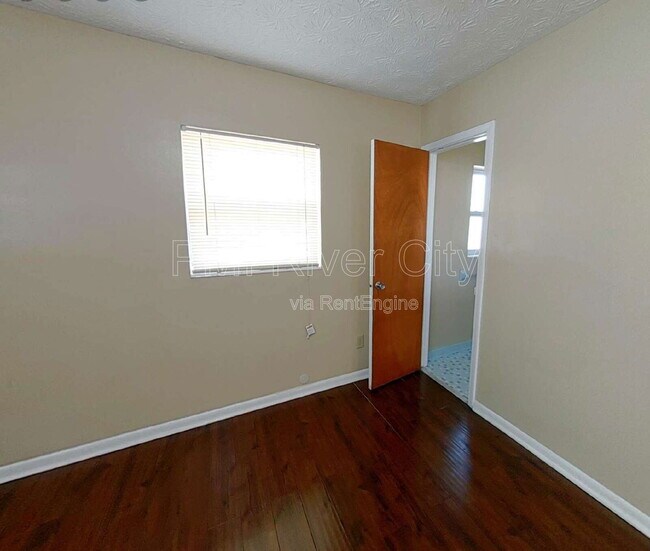 Building Photo - 7819 Lisa Dr E