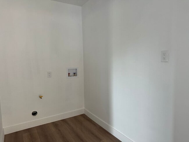 Building Photo - 4051 Howard Ave