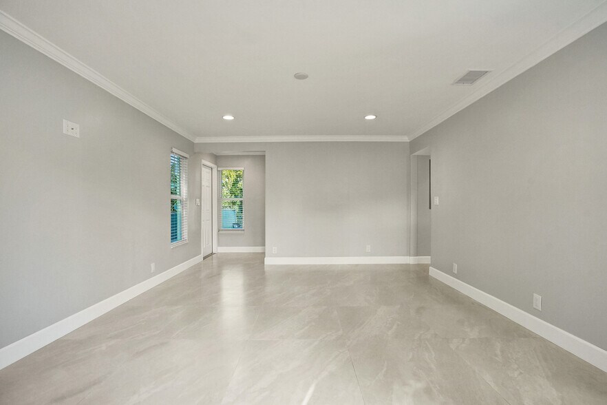 Building Photo - 960 SW 28th St