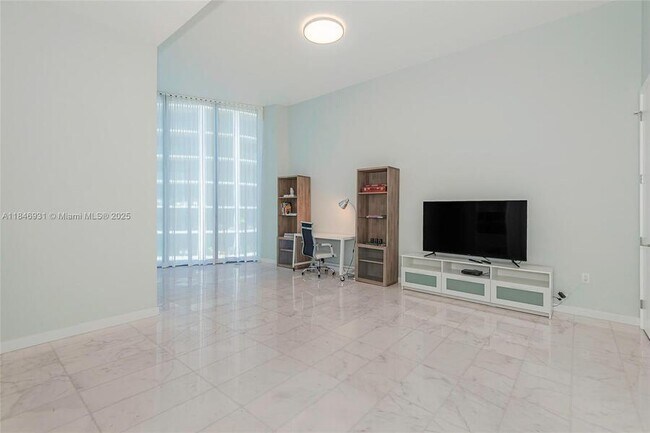 Building Photo - 2821 S Bayshore Dr