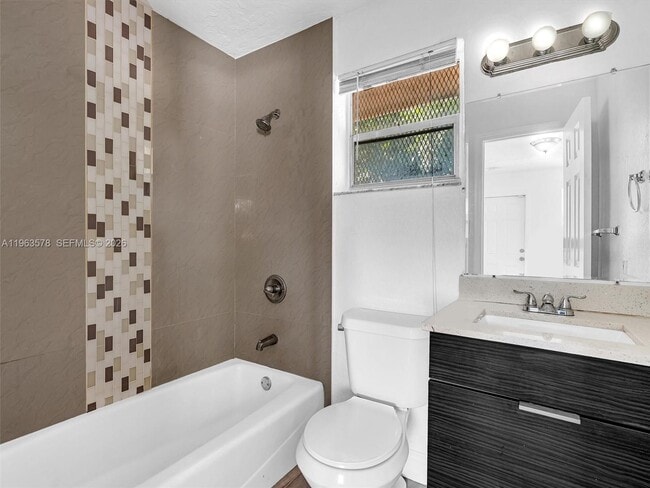 Building Photo - 2512 NW 9th Pl