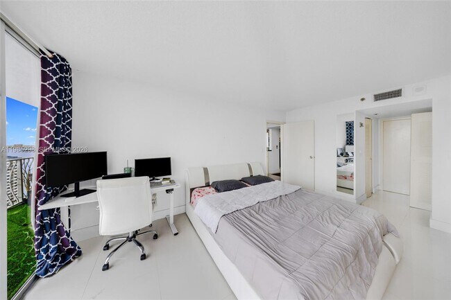 Building Photo - 7601 E Treasure Dr